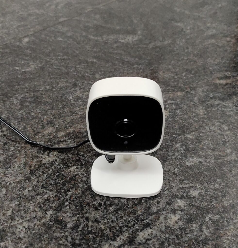 Câmera Wi-Fi de monitoramento doméstico usada para acompanhar pets em casa