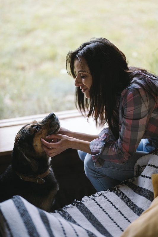 Cachorro com tutora em ambiente doméstico