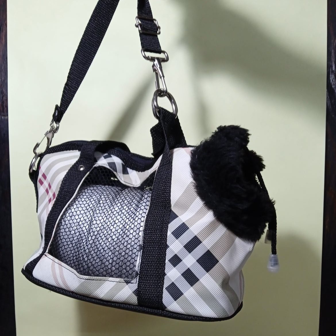 Bolsa canguru para cachorro pequeno suspensa pela alca