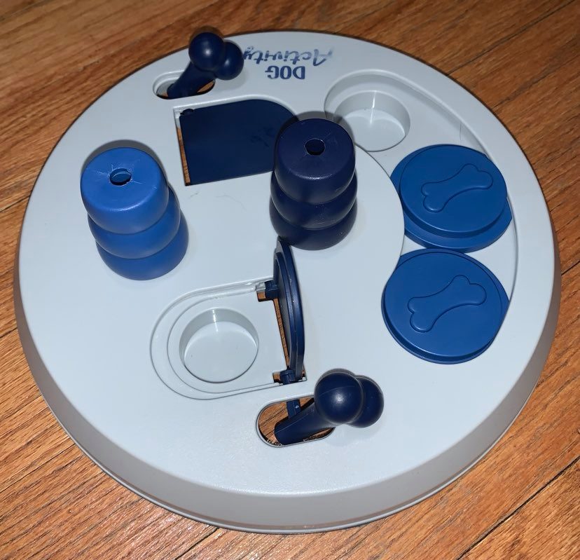 Brinquedo de quebra-cabeca para estimulacao mental de cachorro