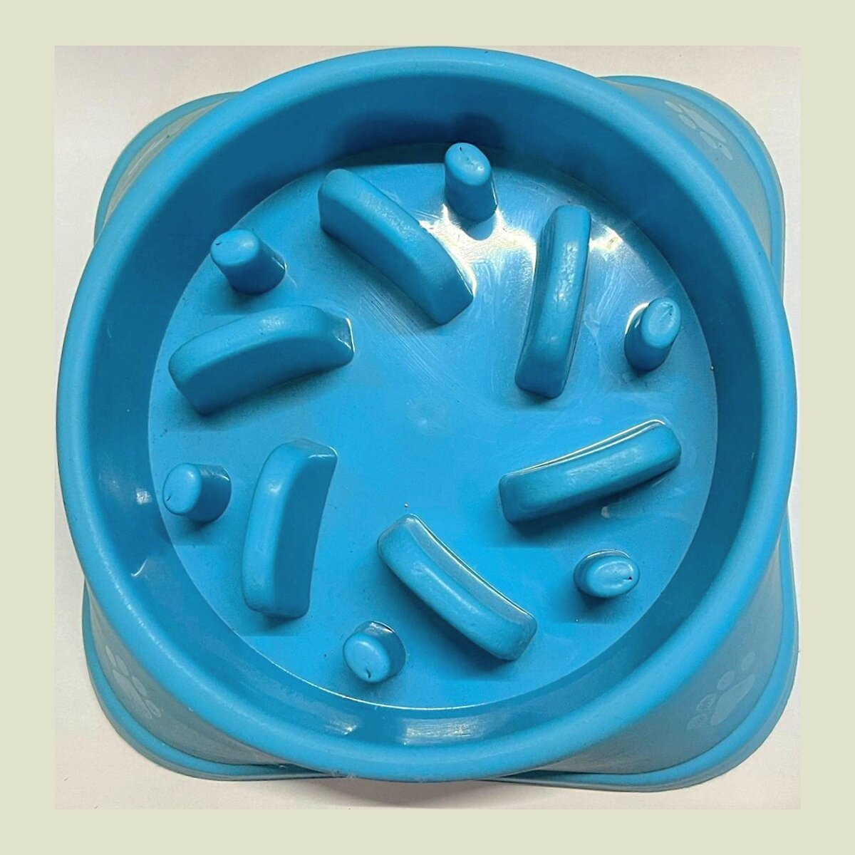 Comedouro anti-voracidade com labirinto interno, que obriga o cão a comer mais devagar