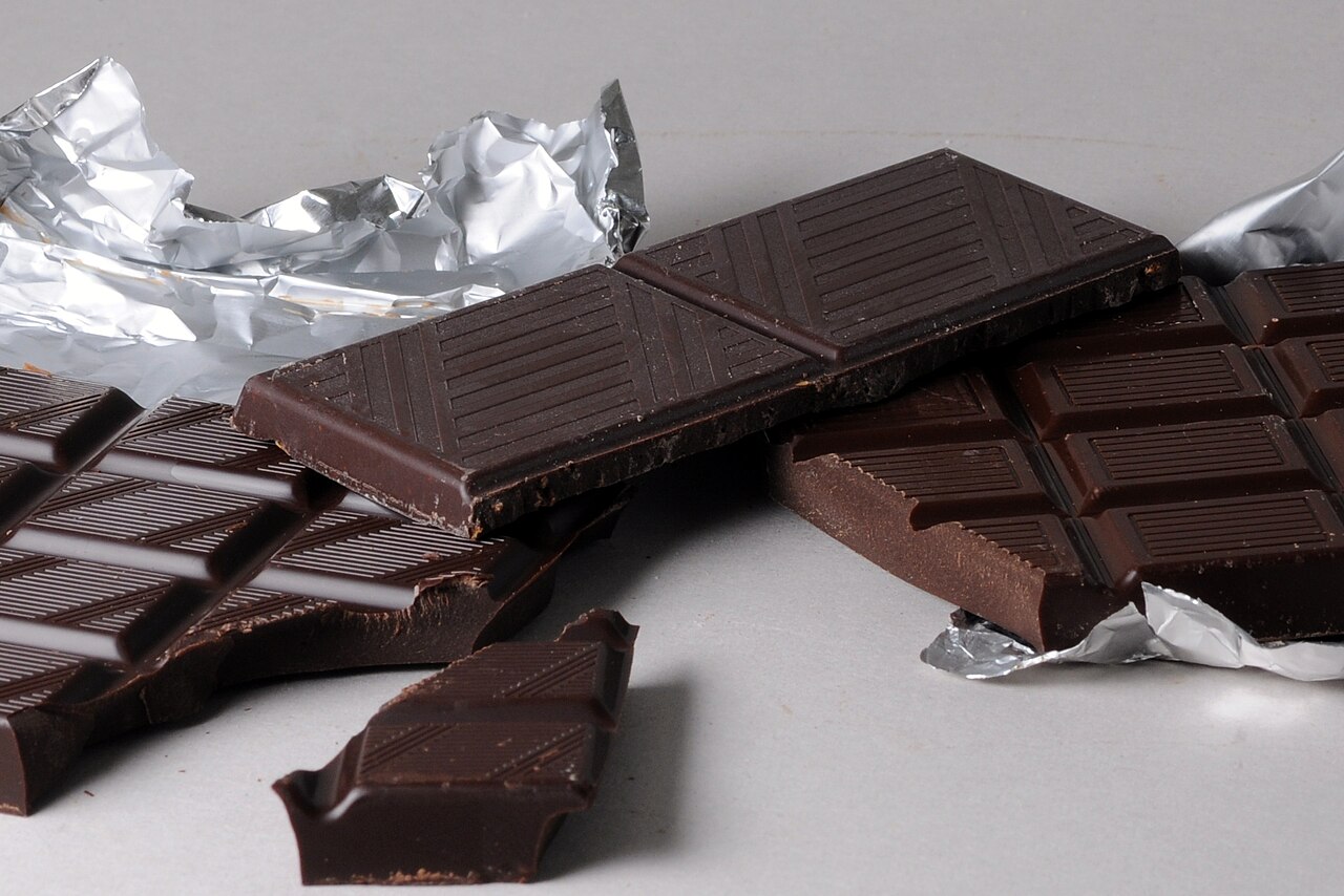Barra de chocolate amargo, alimento tóxico e perigoso para cães
